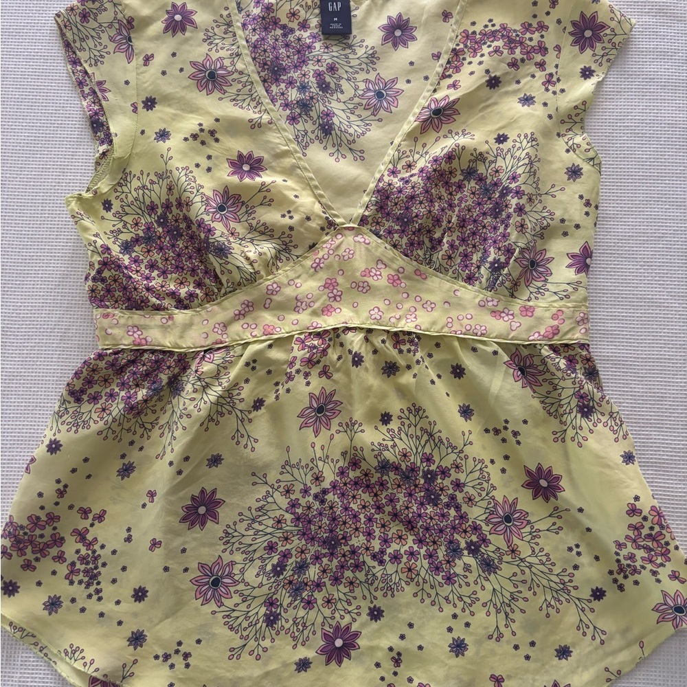 GAP Y2K Butter Yellow Silk Floral V-Neck Cap Sleeve Babydoll Blouse